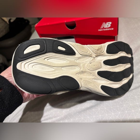 EUC New Balance Women’s Fresh Foam X 880v15 in Black White Size 8 - Picture 3 of 5